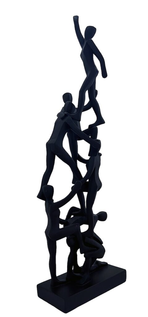 Een standbeeld van mensen die op elkaar klimmen