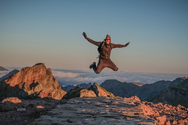 Pieter springt op een berg